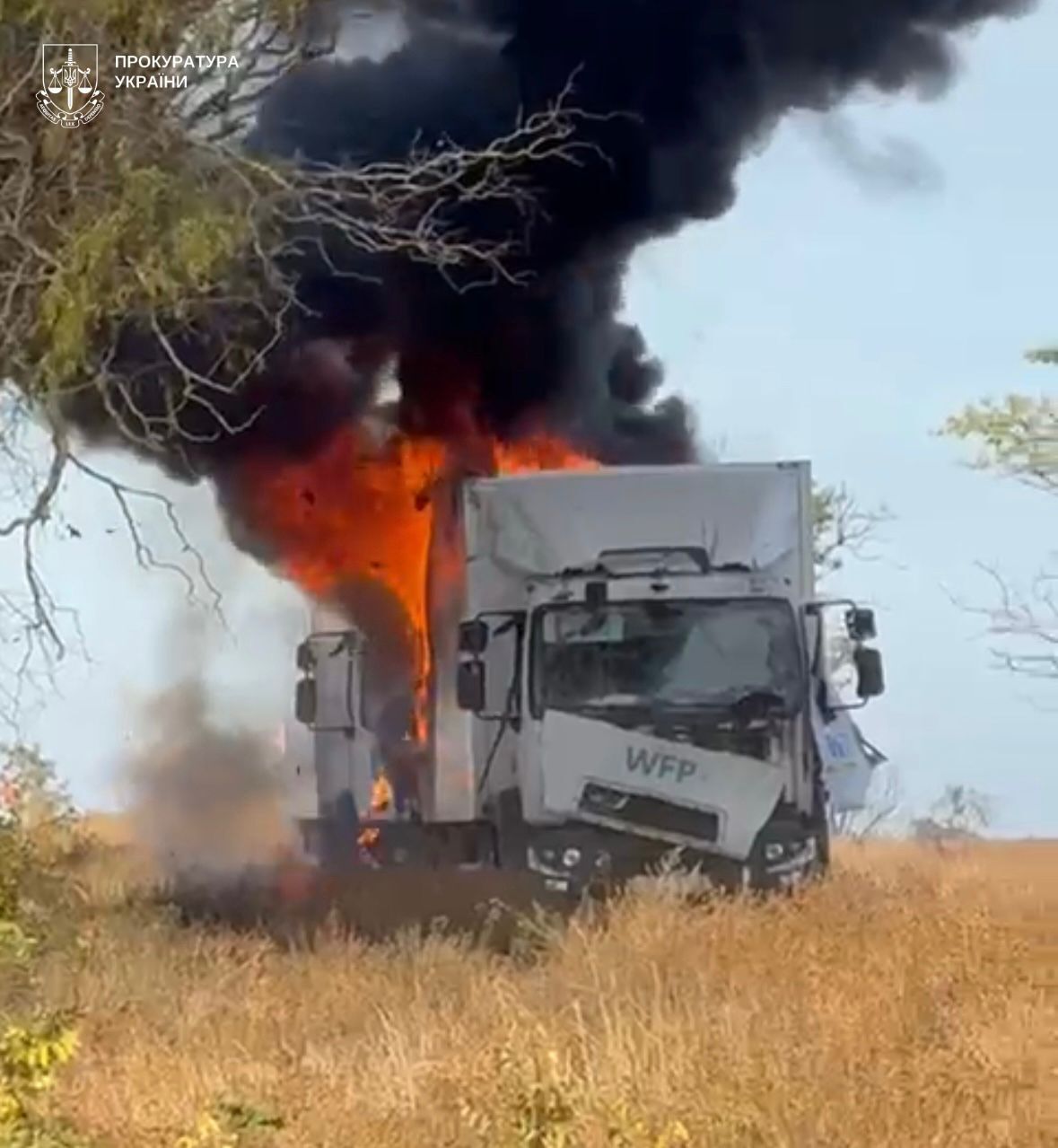 На Херсонщині окупанти вдарили дронами по цивільній автівці та вантажівках місії ООН: є поранені. Фото