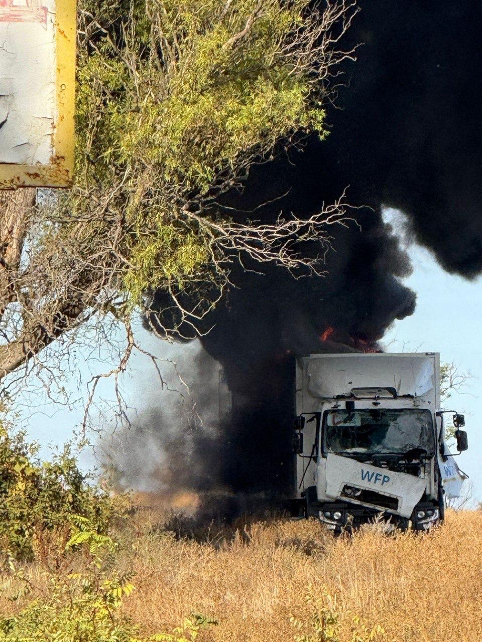 На Херсонщині окупанти вдарили дронами по цивільній автівці та вантажівках місії ООН: є поранені. Фото