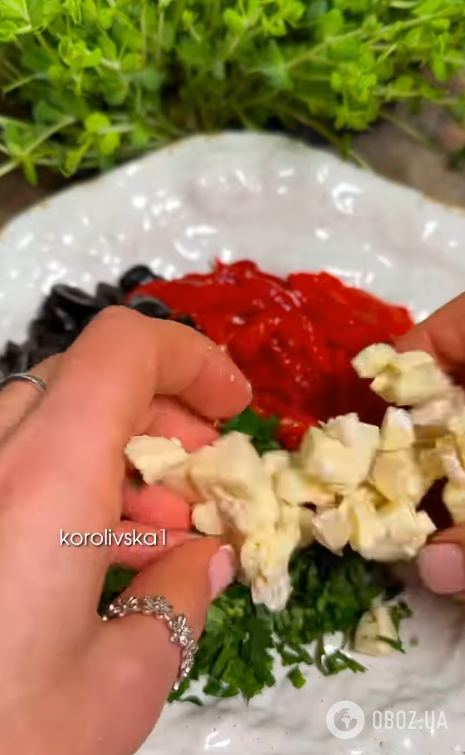 Вкусный салат из запеченных перцев: простой рецепт с сыром и петрушкой