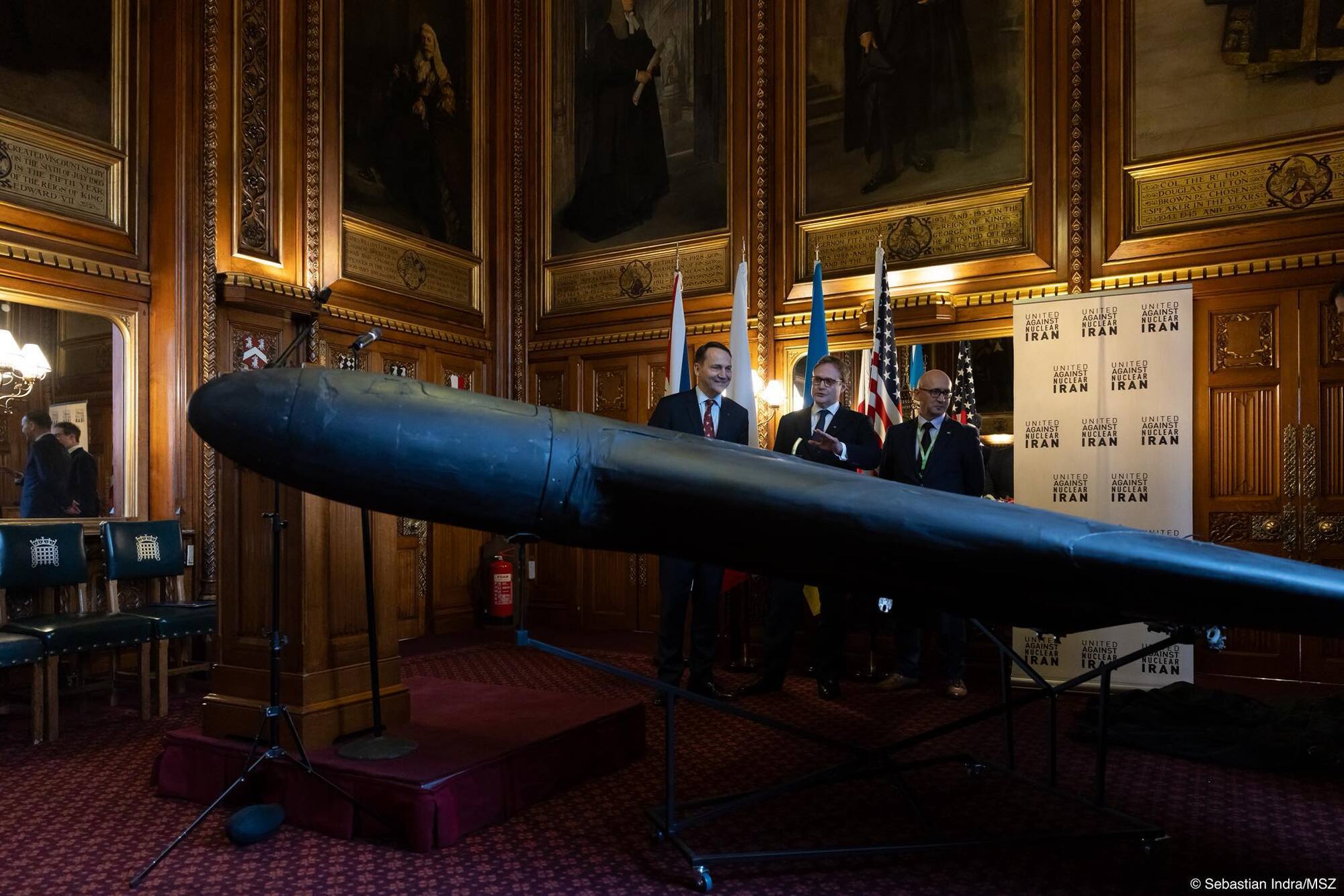 "Кремль терроризирует ими украинцев": Сикорский презентовал в британском парламенте иранский дрон Shahed 136. Фото