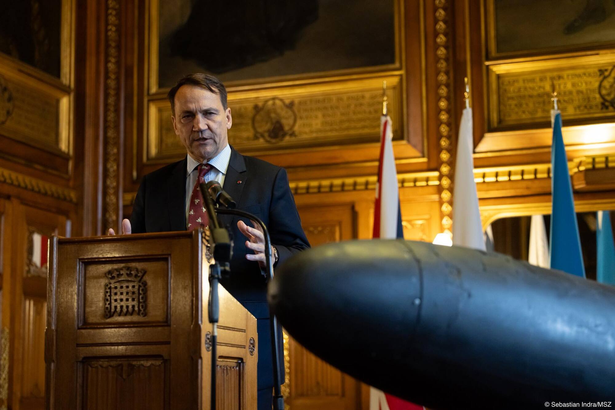 "Кремль терроризирует ими украинцев": Сикорский презентовал в британском парламенте иранский дрон Shahed 136. Фото