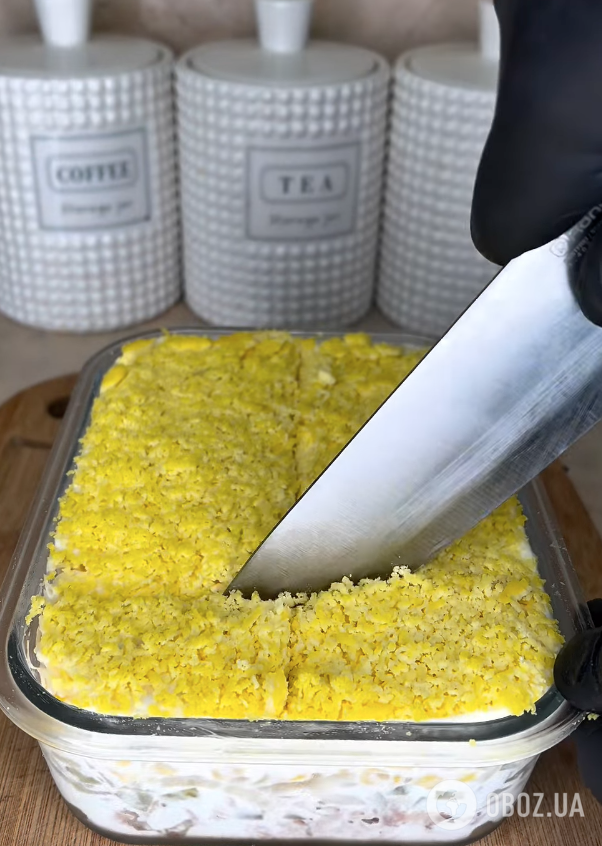 Салат ''Мимоза'' без невкусной рыбной консервы: блюдо для праздничного стола и ужина
