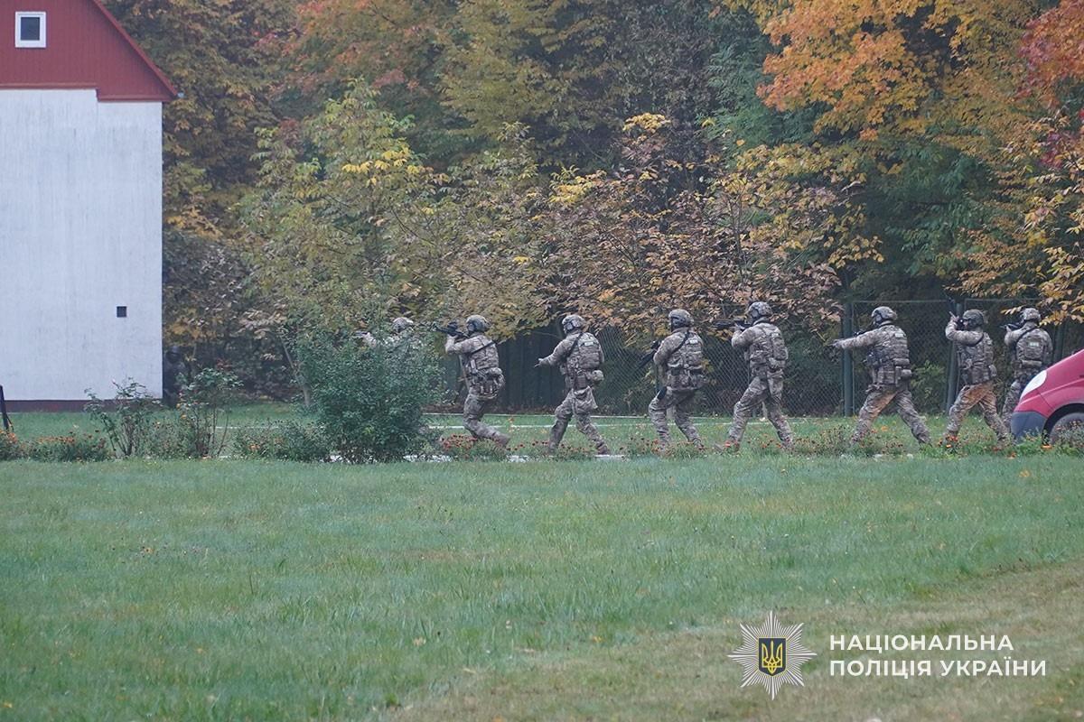 На Тернопольщине задержали группу военнослужащих, которые терроризировали ветеранов войны. Фото и видео