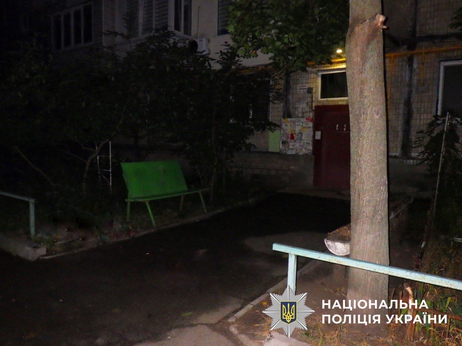 В Киеве молодой человек ранил ножом прохожего за отказ дать сигарету: убегая, нападавший сломал ногу. Фото