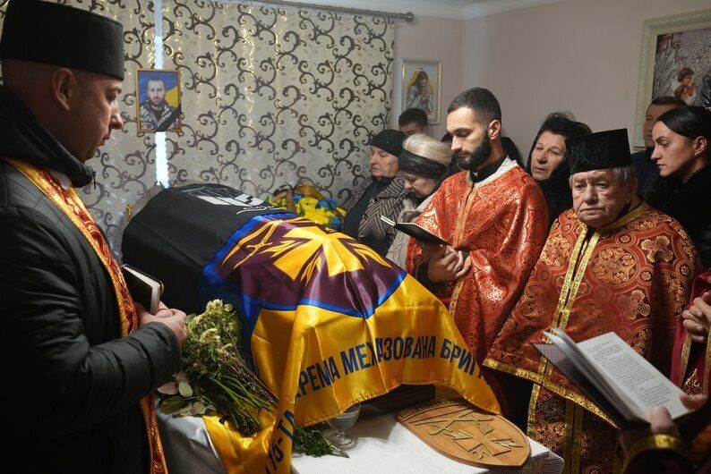 "Дуже добра і щира людина": на Прикарпатті попрощалися з старостою, який загинув в боях за Україну. Фото