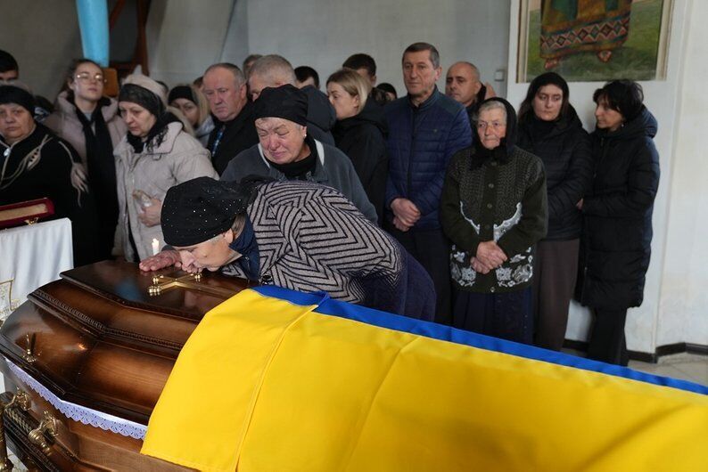 "Дуже добра і щира людина": на Прикарпатті попрощалися з старостою, який загинув в боях за Україну. Фото