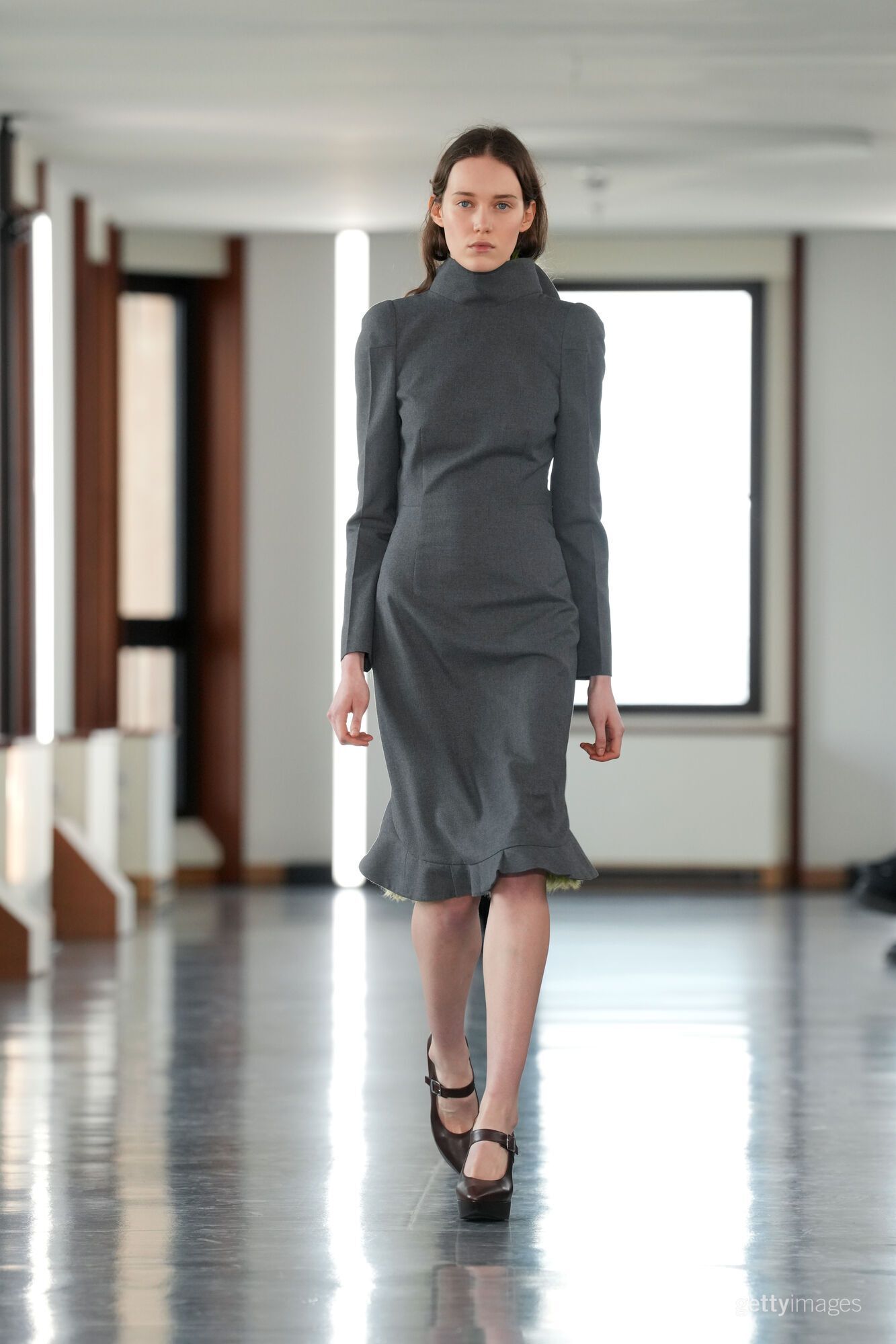 Обувной тренд 2000-х вернулся на модные подиумы: что такое "перевернутый" каблук