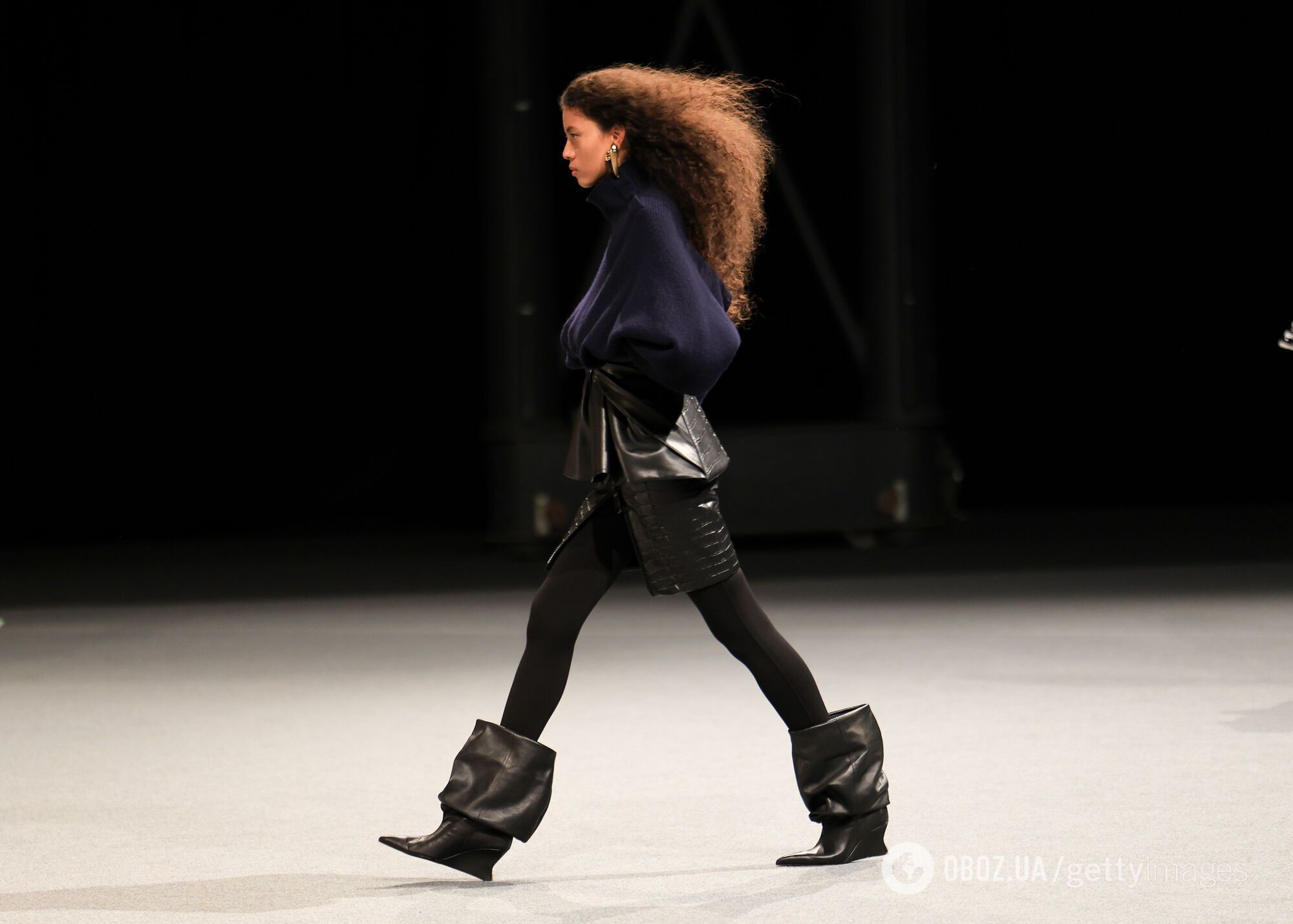 Обувной тренд 2000-х вернулся на модные подиумы: что такое "перевернутый" каблук