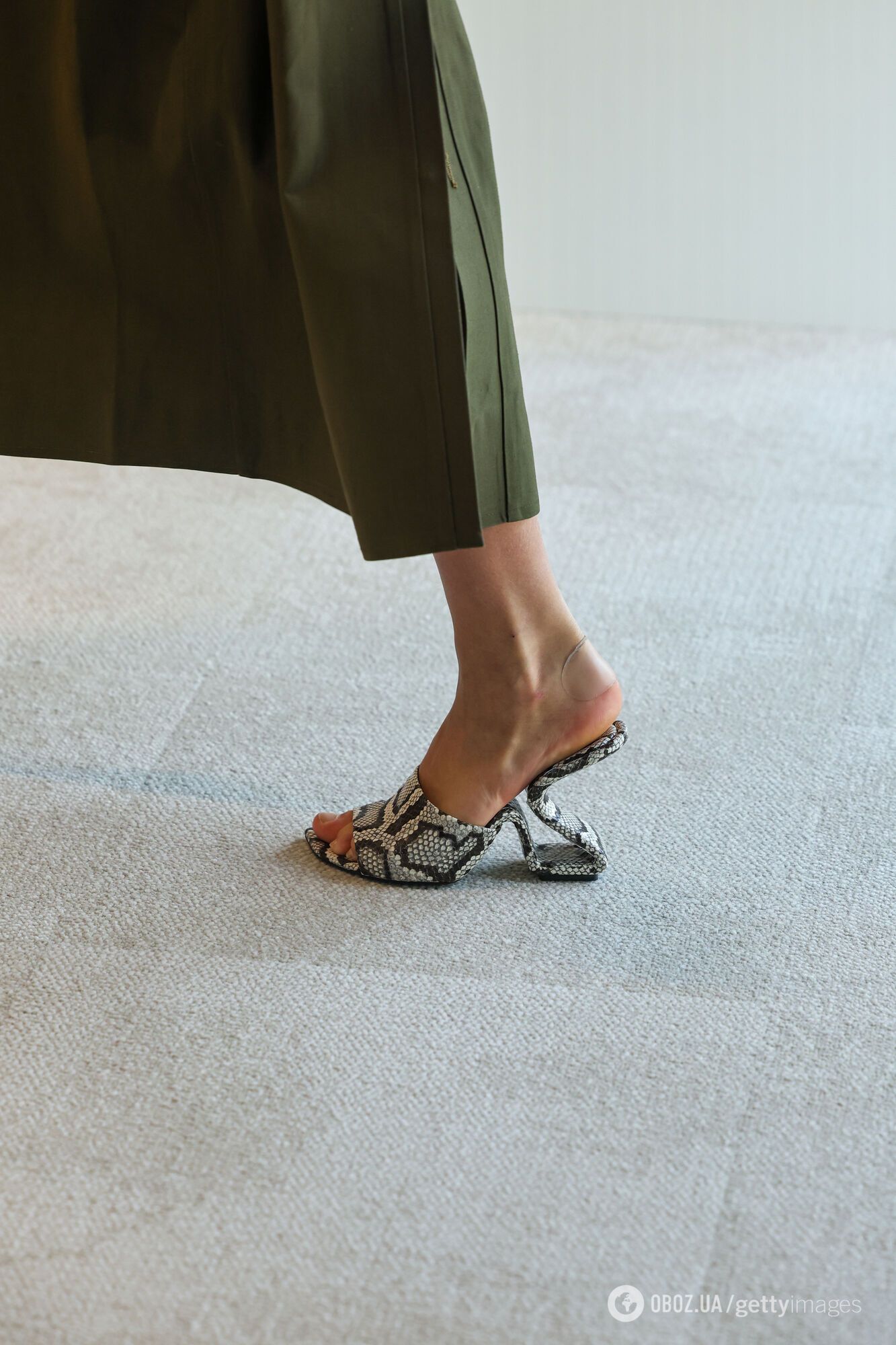 Обувной тренд 2000-х вернулся на модные подиумы: что такое "перевернутый" каблук