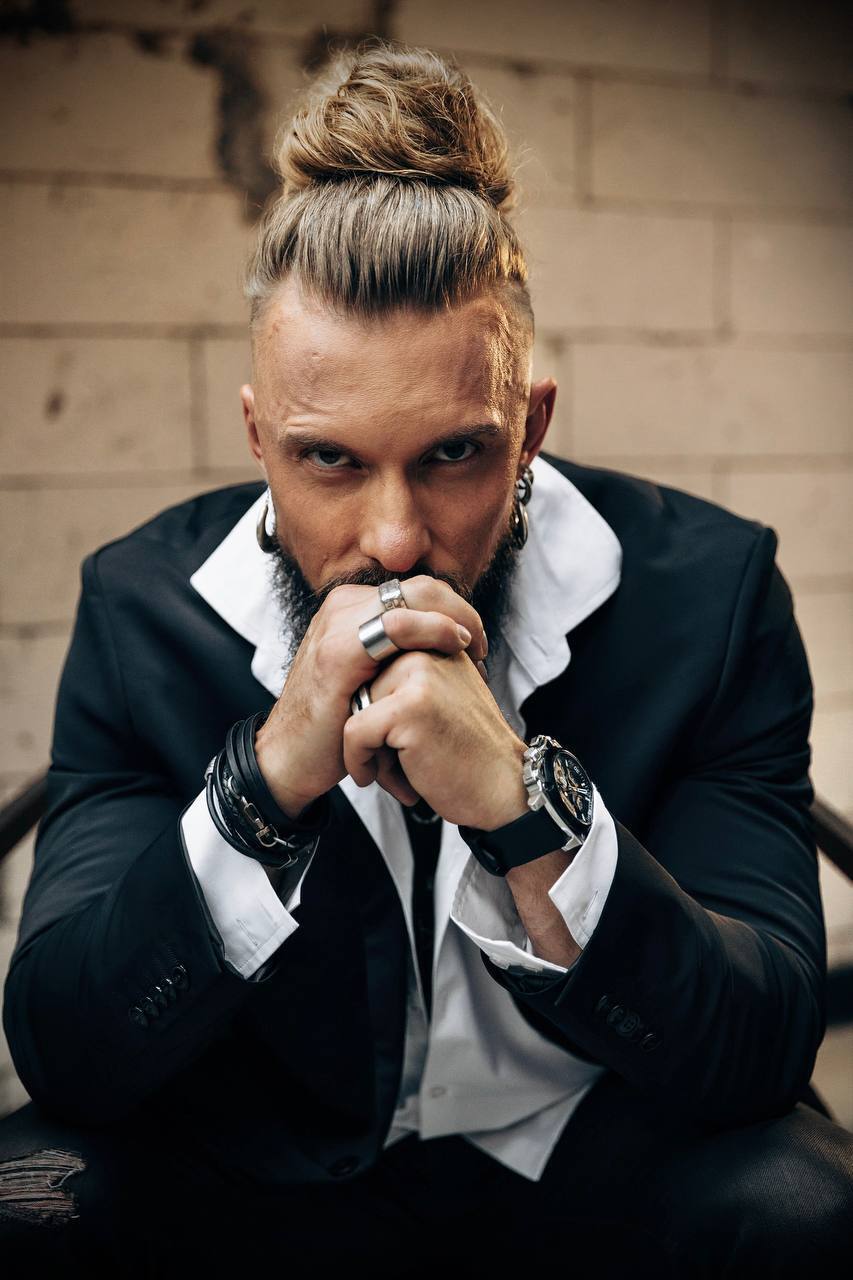 "За місяць заробиш 250 тисяч – гроші гарні, але..." Олексій Суровцев – про закулісся акторства, шок від "Танців з зірками" та сотні врятованих котів