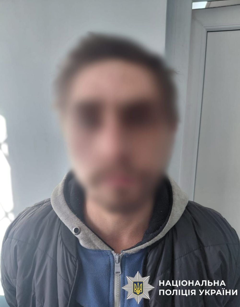 На Київщині чоловік вбив гостя та ще добу пив горілку поруч із його тілом. Подробиці та фото