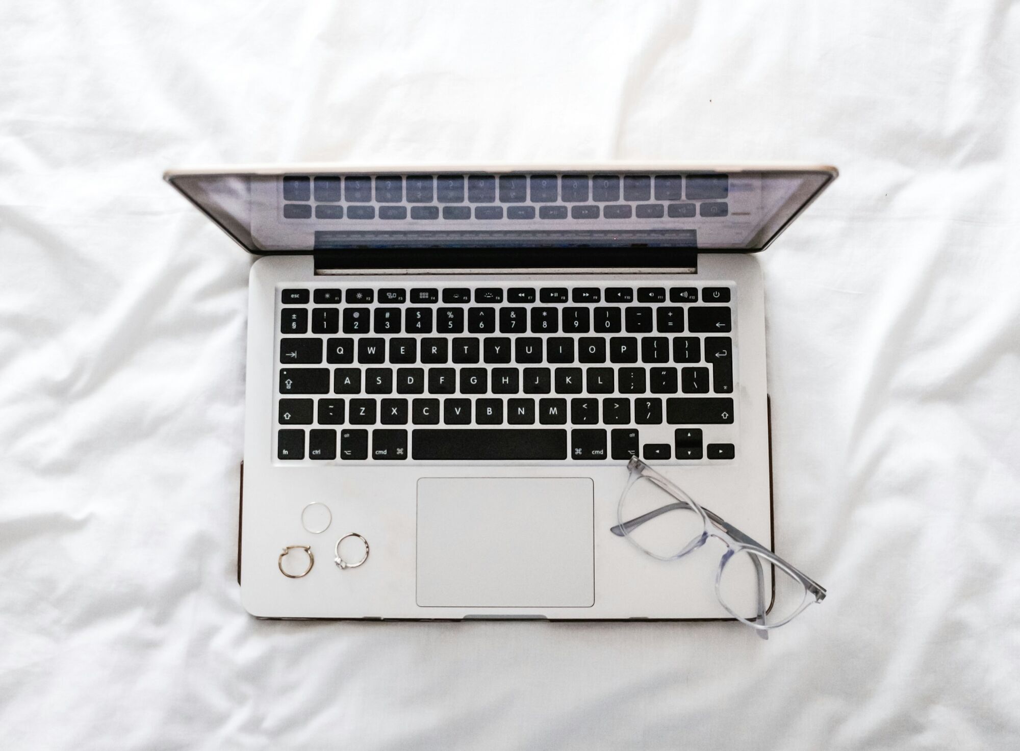 Ноутбук не можна ставити на ліжко і на коліна: у мережі пояснили чому