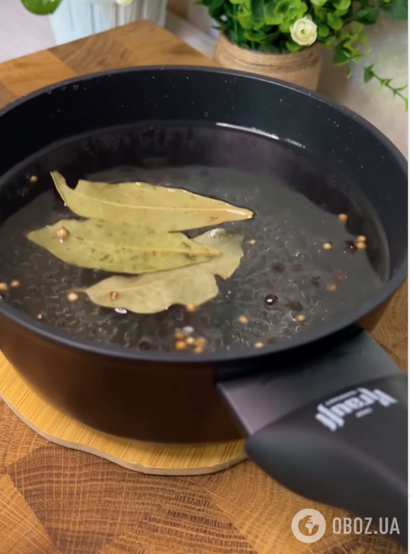 Маринована скумбрія з гарячим маринадом і цибулею: їсти можна через добу