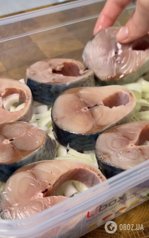 Маринована скумбрія з гарячим маринадом і цибулею: їсти можна через добу