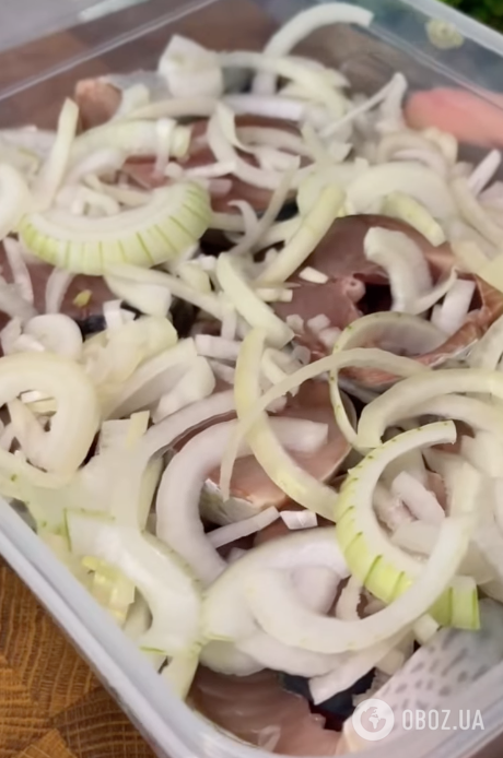 Маринована скумбрія з гарячим маринадом і цибулею: їсти можна через добу