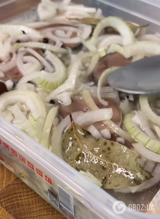 Маринована скумбрія з гарячим маринадом і цибулею: їсти можна через добу