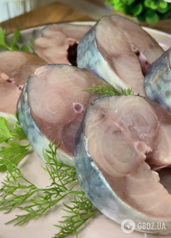 Маринована скумбрія з гарячим маринадом і цибулею: їсти можна через добу