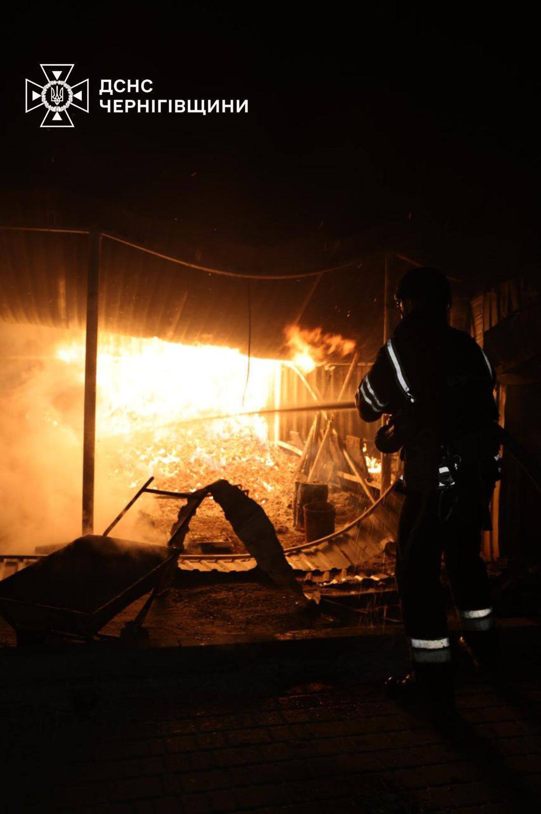 Россия атаковала Нежин и Чернигов: поврежден терминал "Новой почты" и предприятие, есть пострадавшие. Фото