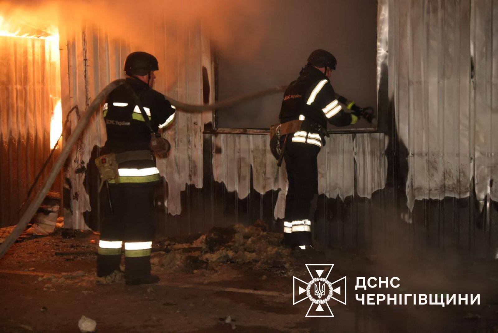 Россия атаковала Нежин и Чернигов: поврежден терминал "Новой почты" и предприятие, есть пострадавшие. Фото