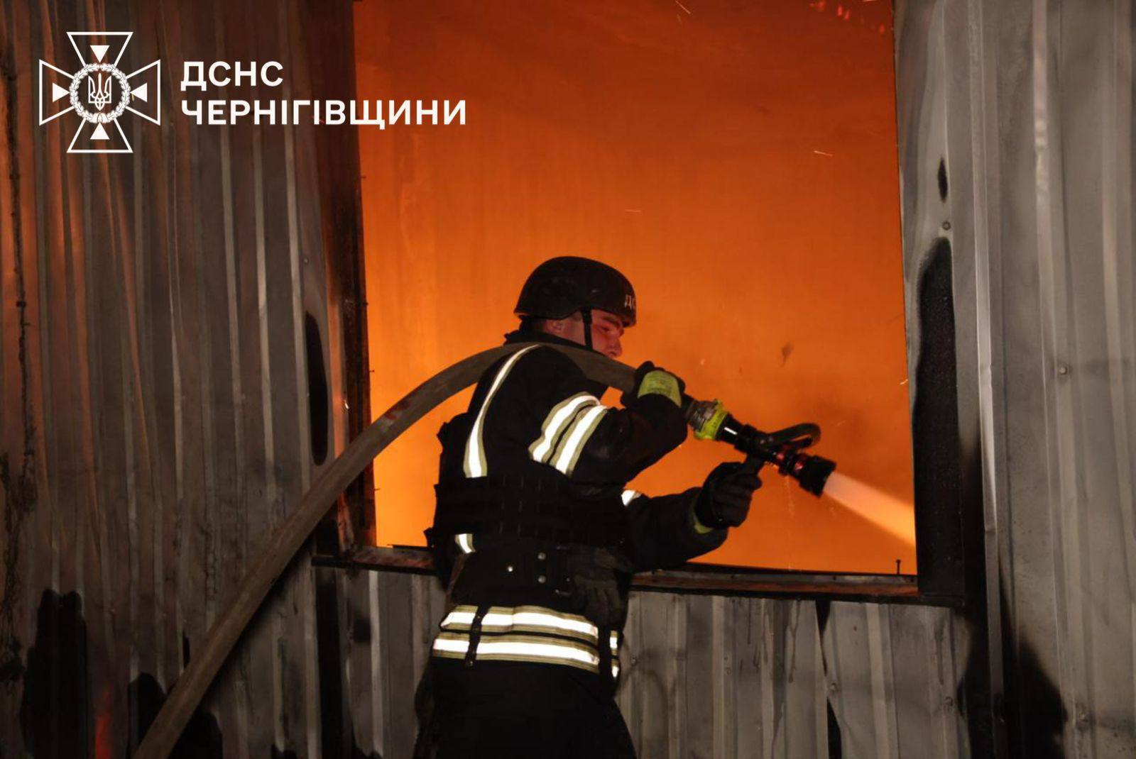 Россия атаковала Нежин и Чернигов: поврежден терминал "Новой почты" и предприятие, есть пострадавшие. Фото