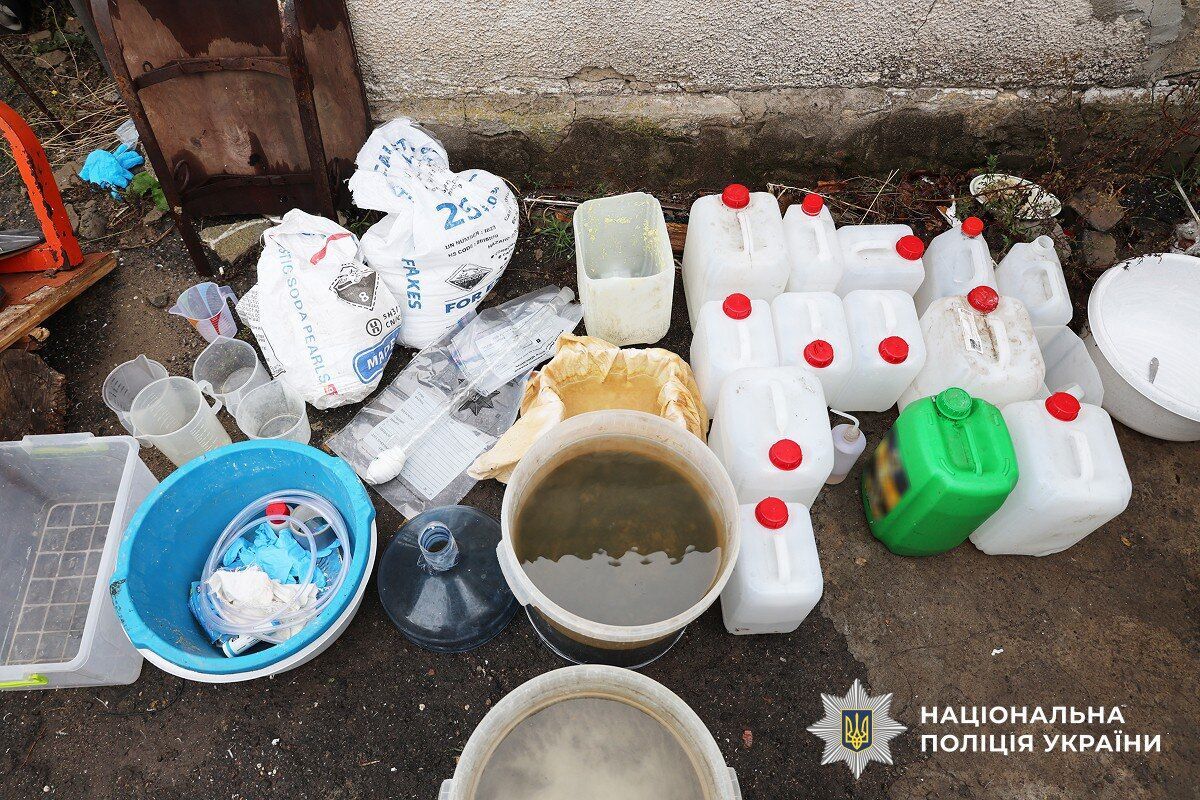 Виготовляли та збували психотропи: у кількох областях України викрили наркогрупи з мільйонними оборотами. Фото і відео