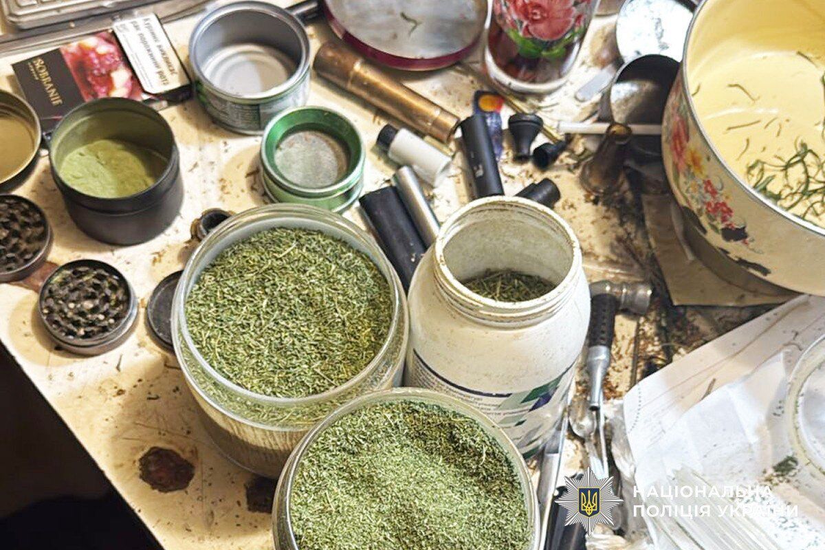 Виготовляли та збували психотропи: у кількох областях України викрили наркогрупи з мільйонними оборотами. Фото і відео