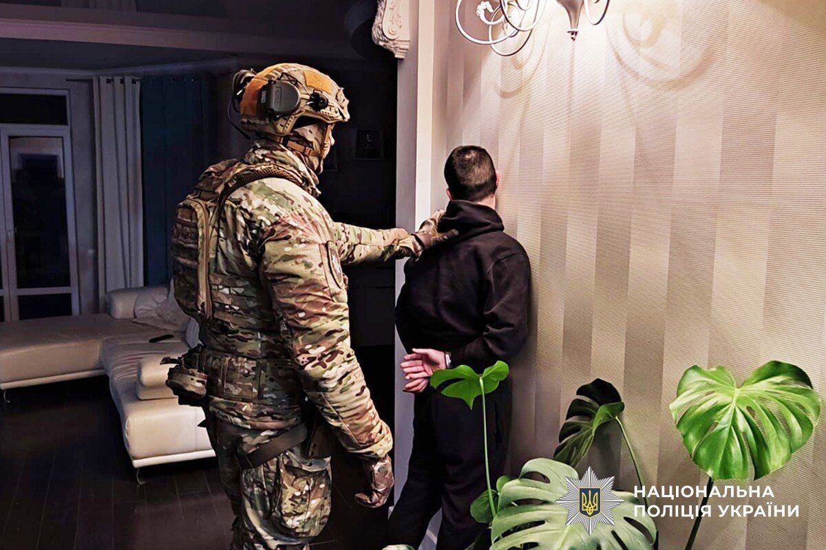 Виготовляли та збували психотропи: у кількох областях України викрили наркогрупи з мільйонними оборотами. Фото і відео