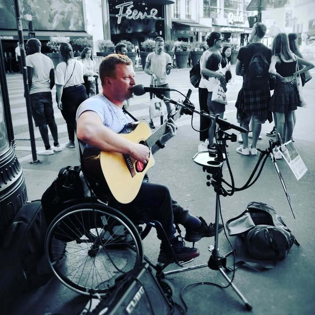 "Його звільнили". Фанат російської музики підставив музиканта на кріслі колісному після суду та примирення: новий поворот у нашумілій історії