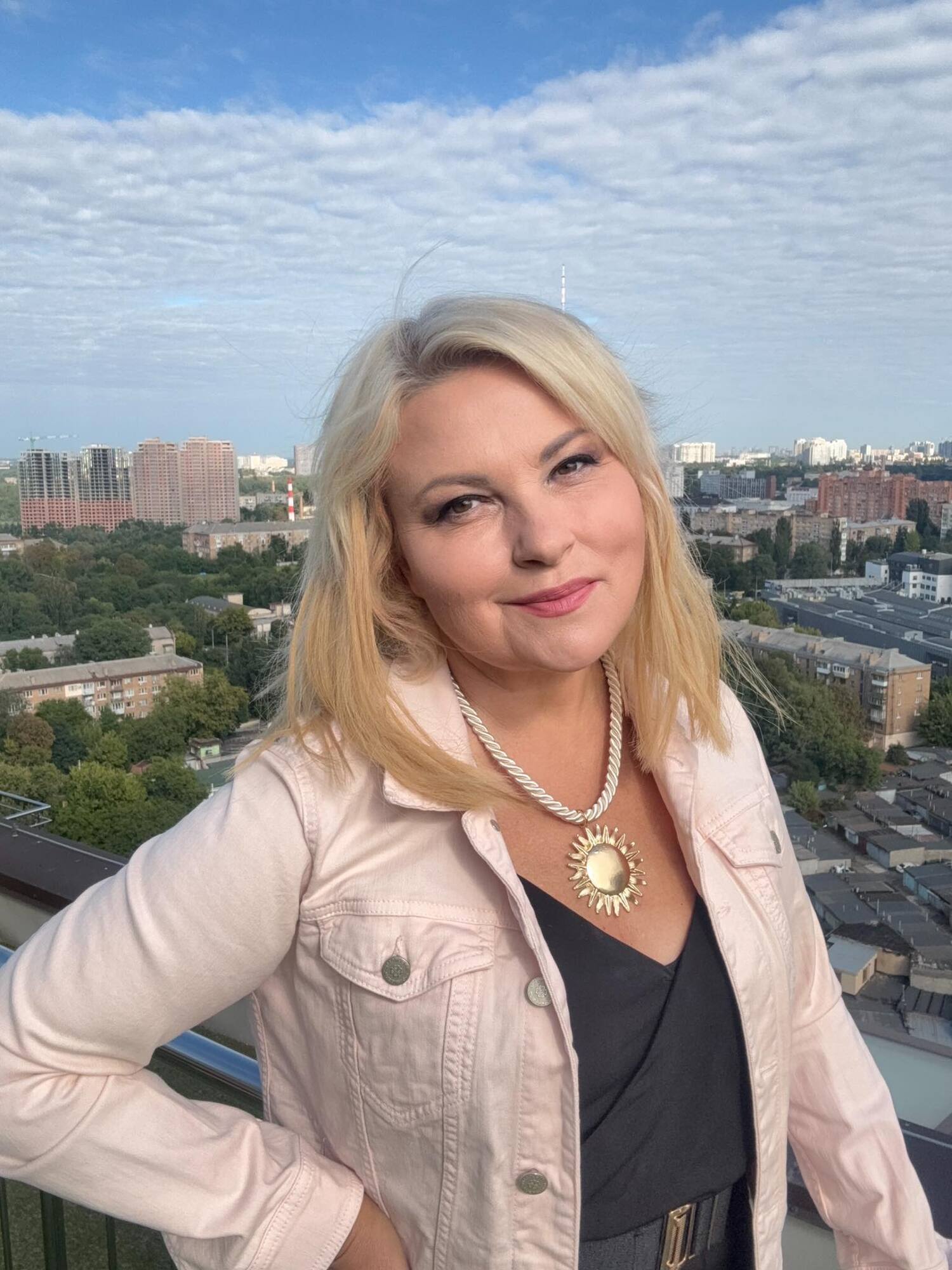 Народна артистка України підслухала діалог фанатів "русского міра" в потягу і втрутилась: відповідь довела її до сліз