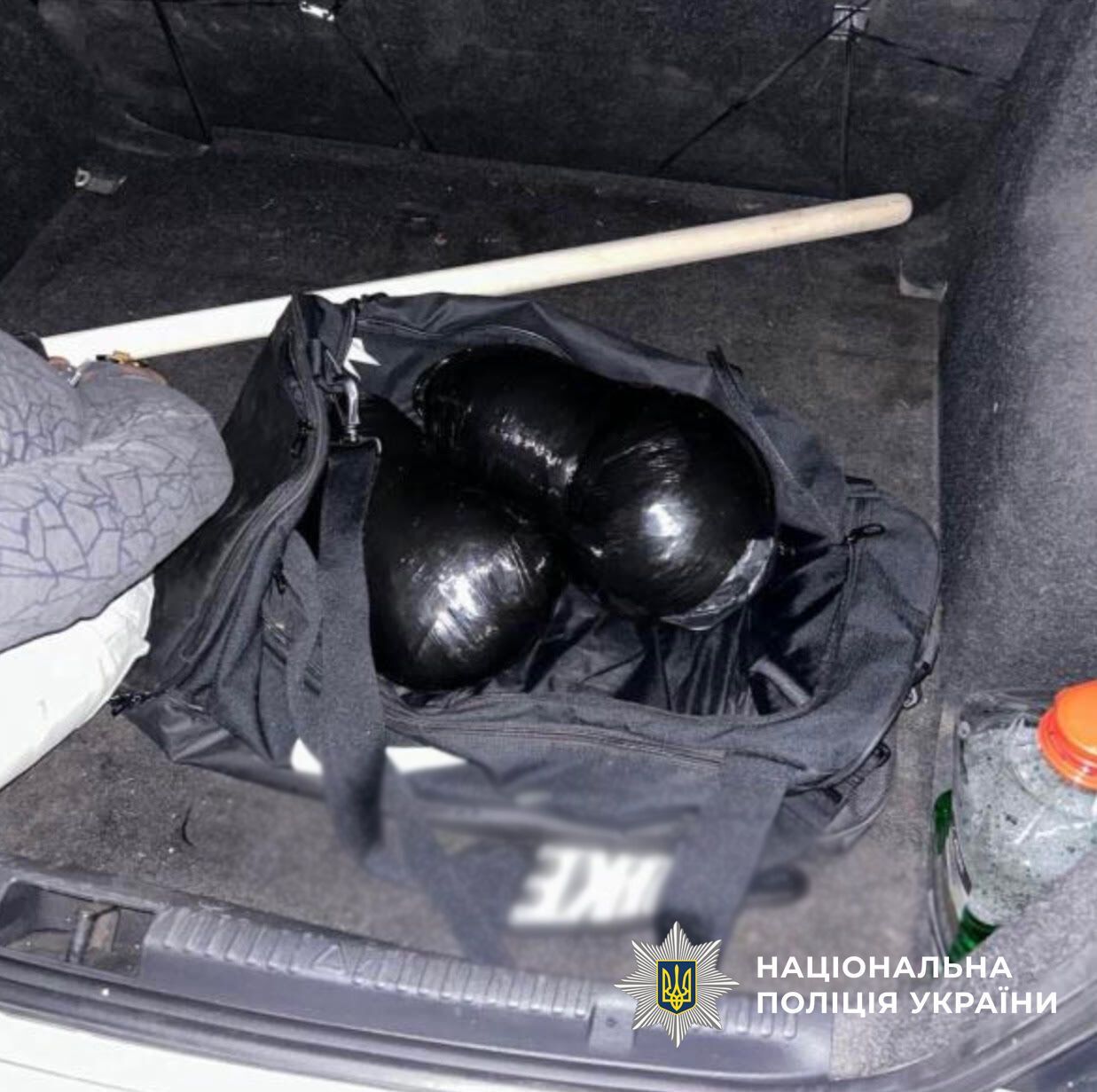 Виготовляли та збували психотропи: у кількох областях України викрили наркогрупи з мільйонними оборотами. Фото і відео