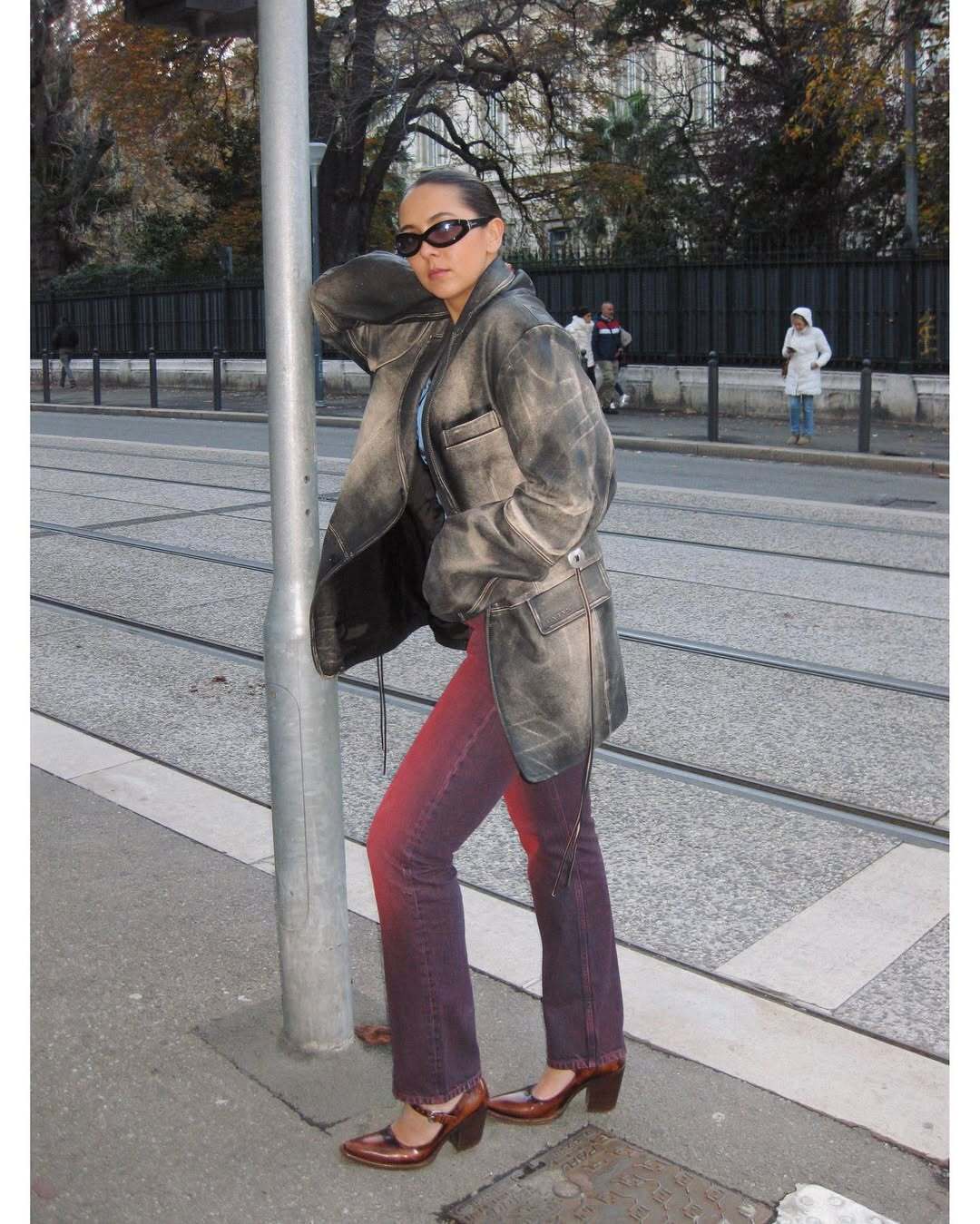 Який вигляд має наймодніша шкіряна куртка осені 2025, яка ідеально пасує під джинси: ідеї образів