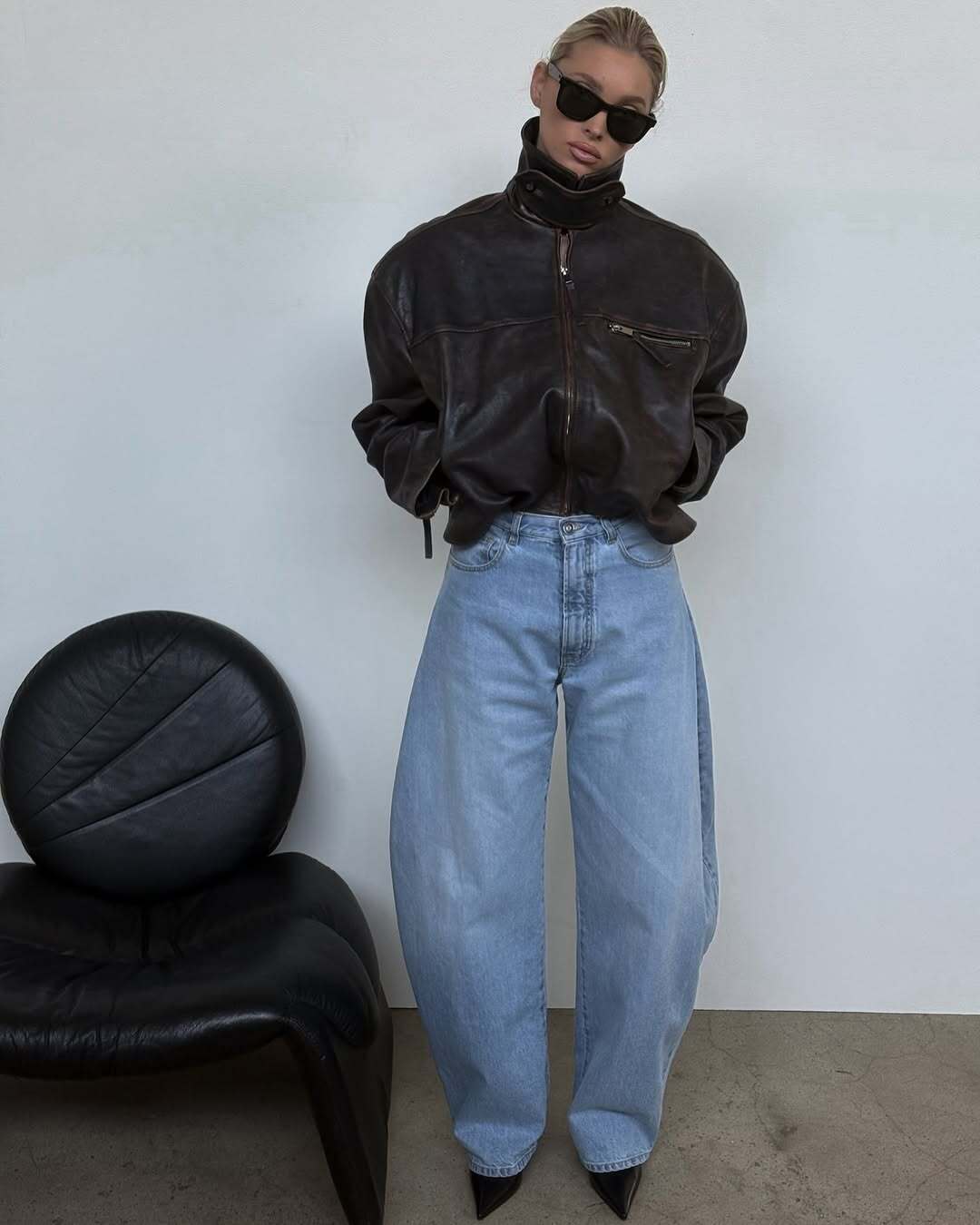 Який вигляд має наймодніша шкіряна куртка осені 2025, яка ідеально пасує під джинси: ідеї образів