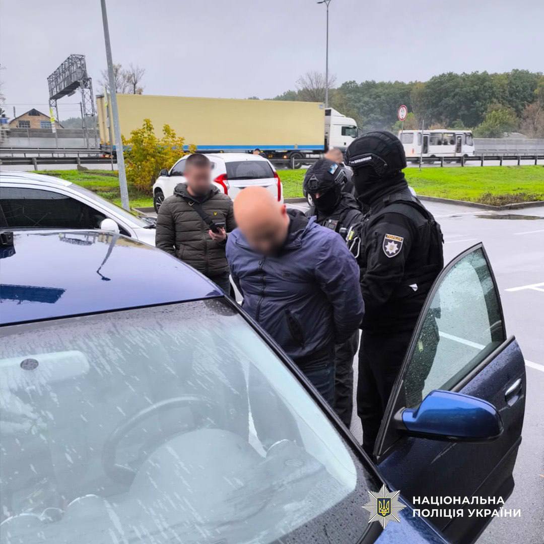 В Киеве задержали военного, который за вознаграждение переправлял уклонистов через границу. Подробности и фото