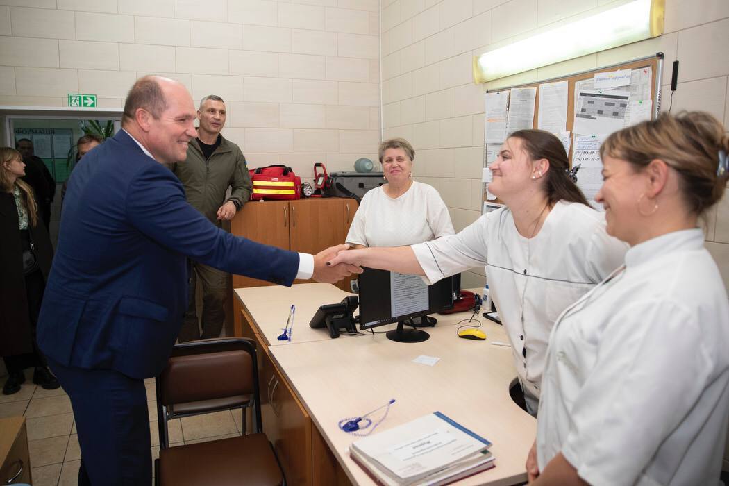 Кличко з мером Брюсселя Клозом зустрілися з українськими військовими, які проходять реабілітацію в Києві