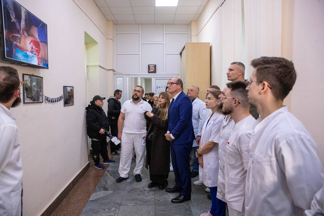 Кличко з мером Брюсселя Клозом зустрілися з українськими військовими, які проходять реабілітацію в Києві