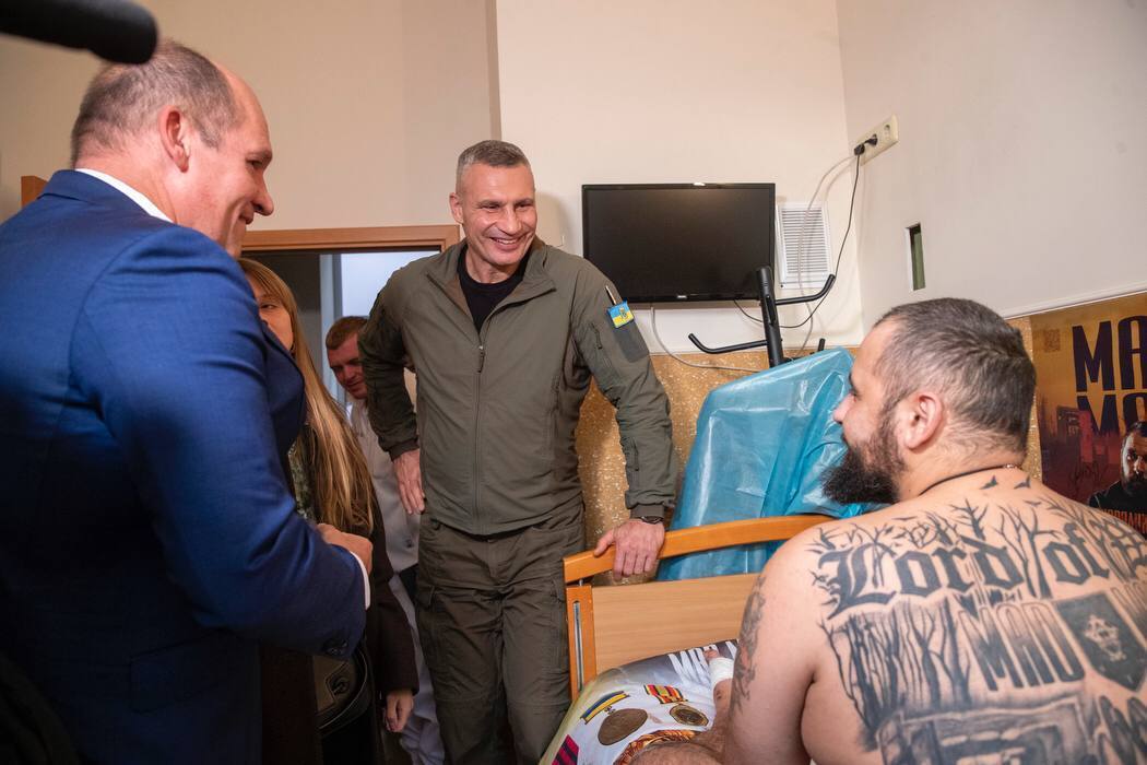 Кличко з мером Брюсселя Клозом зустрілися з українськими військовими, які проходять реабілітацію в Києві