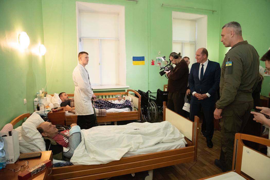 Кличко з мером Брюсселя Клозом зустрілися з українськими військовими, які проходять реабілітацію в Києві