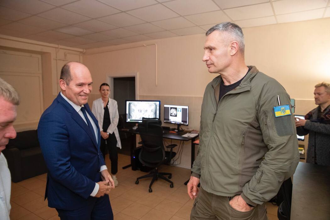 Кличко з мером Брюсселя Клозом зустрілися з українськими військовими, які проходять реабілітацію в Києві