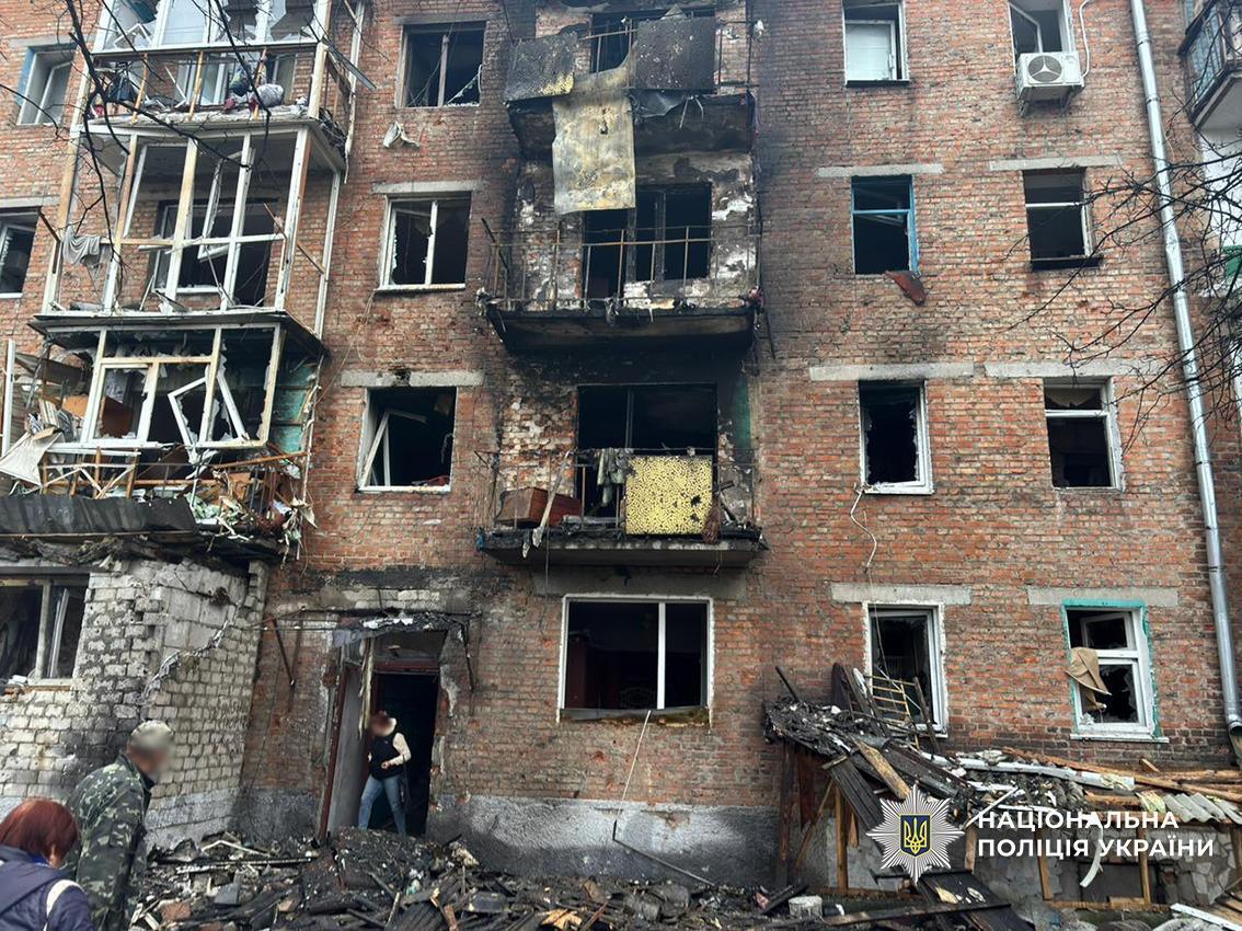 Россия атаковала Нежин и Чернигов: поврежден терминал "Новой почты" и предприятие, есть пострадавшие. Фото