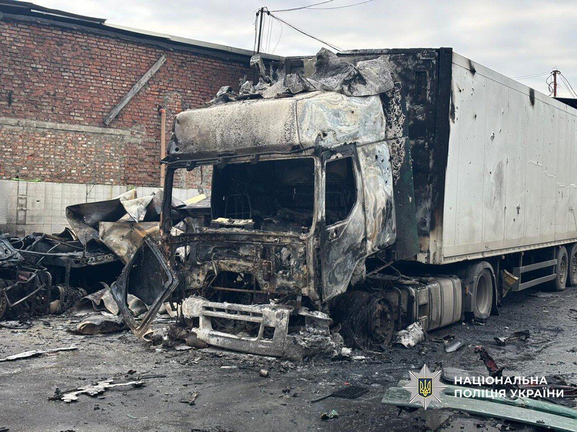 Россия атаковала Нежин и Чернигов: поврежден терминал "Новой почты" и предприятие, есть пострадавшие. Фото