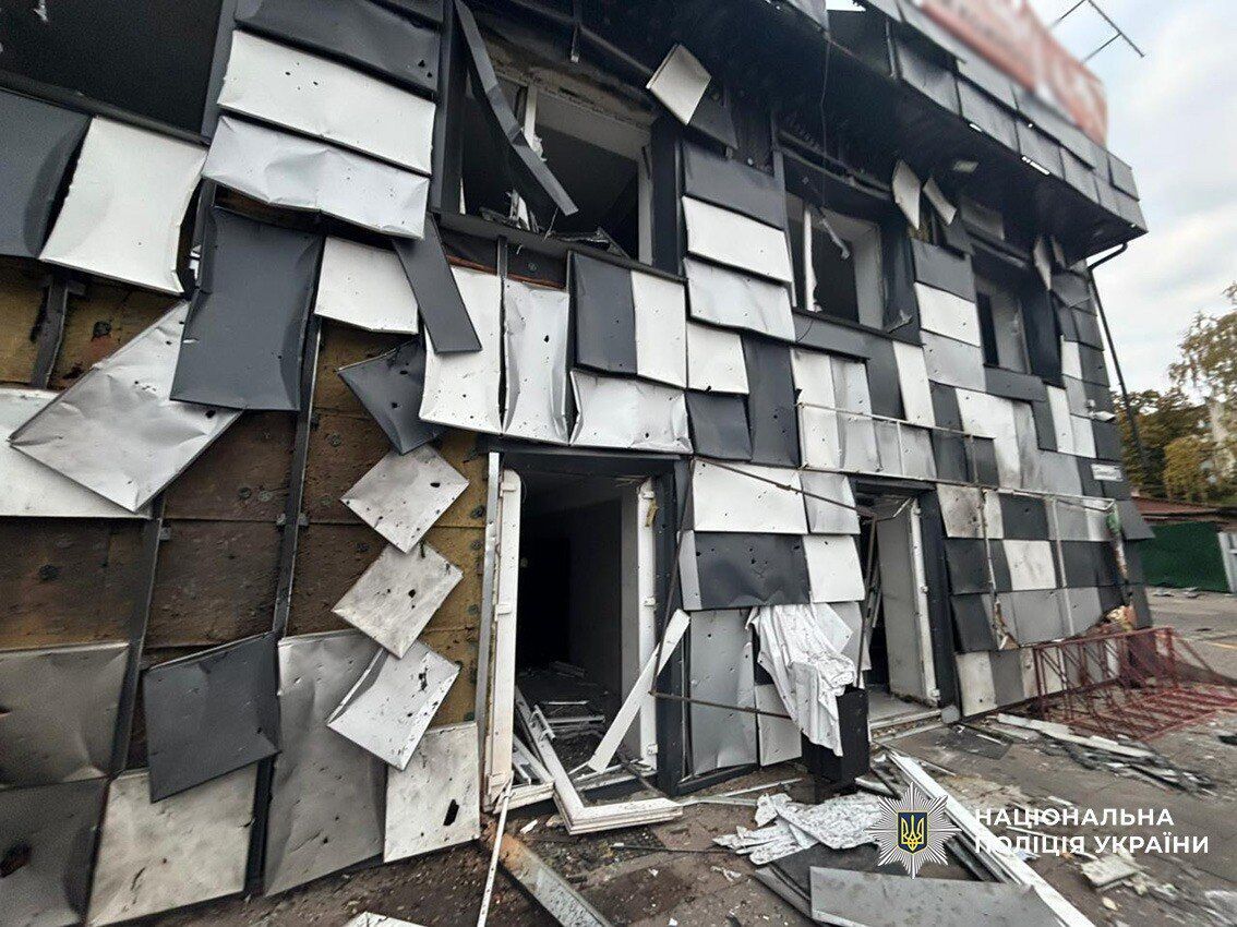 Россия атаковала Нежин и Чернигов: поврежден терминал "Новой почты" и предприятие, есть пострадавшие. Фото