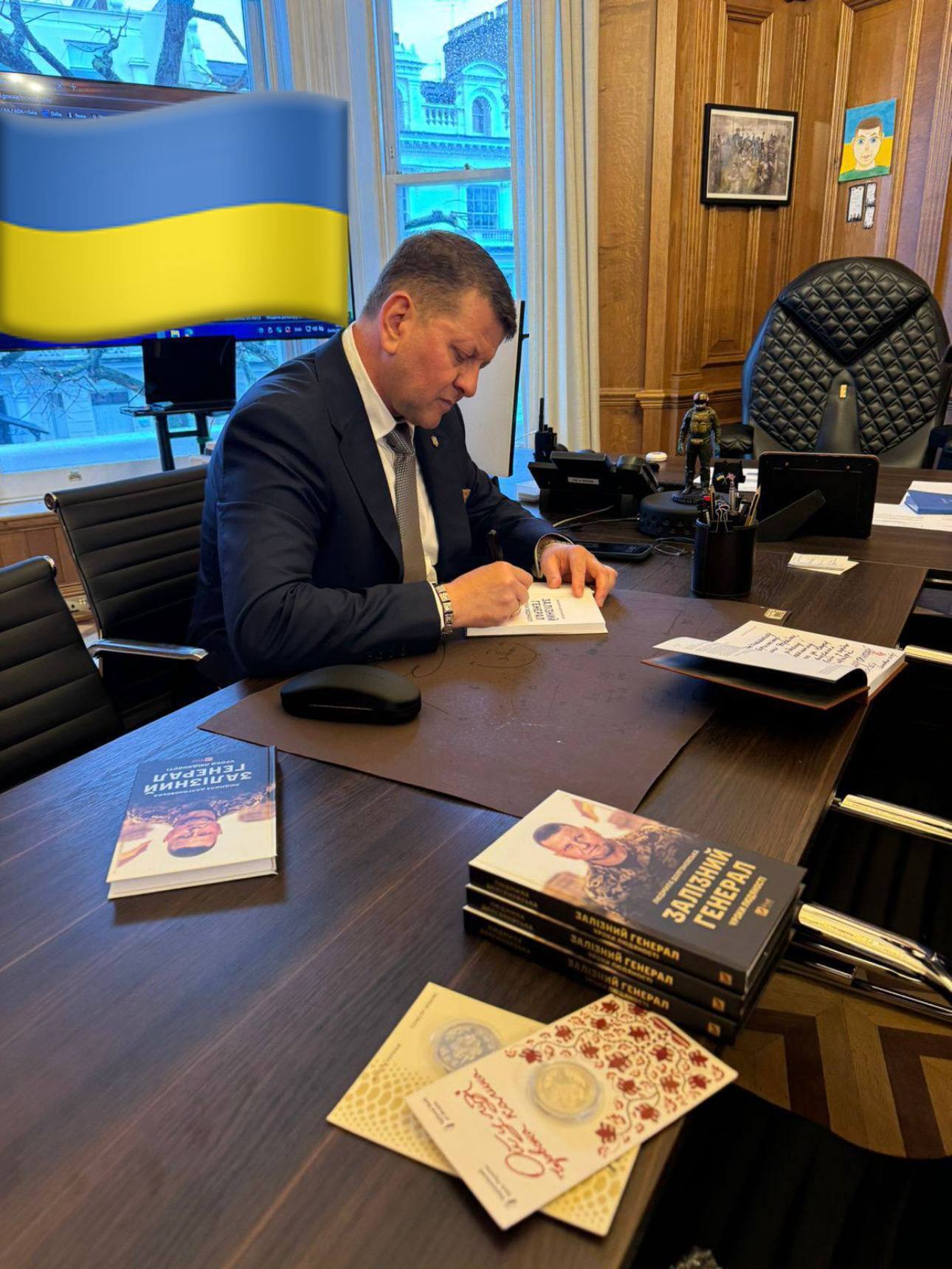 Волонтери розігрують книгу Залужного за донат для захисників на Покровському напрямку