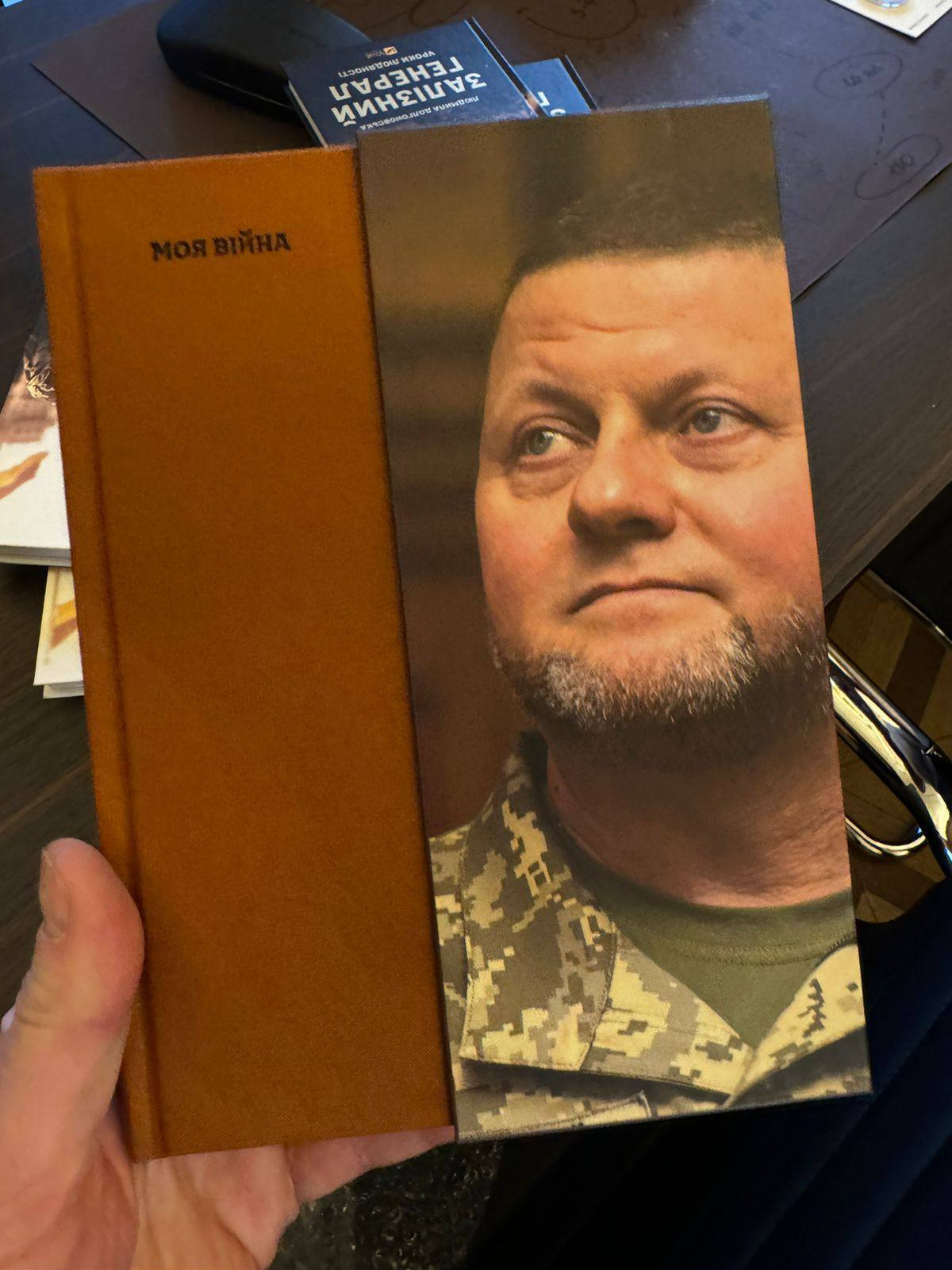 Волонтери розігрують книгу Залужного за донат для захисників на Покровському напрямку