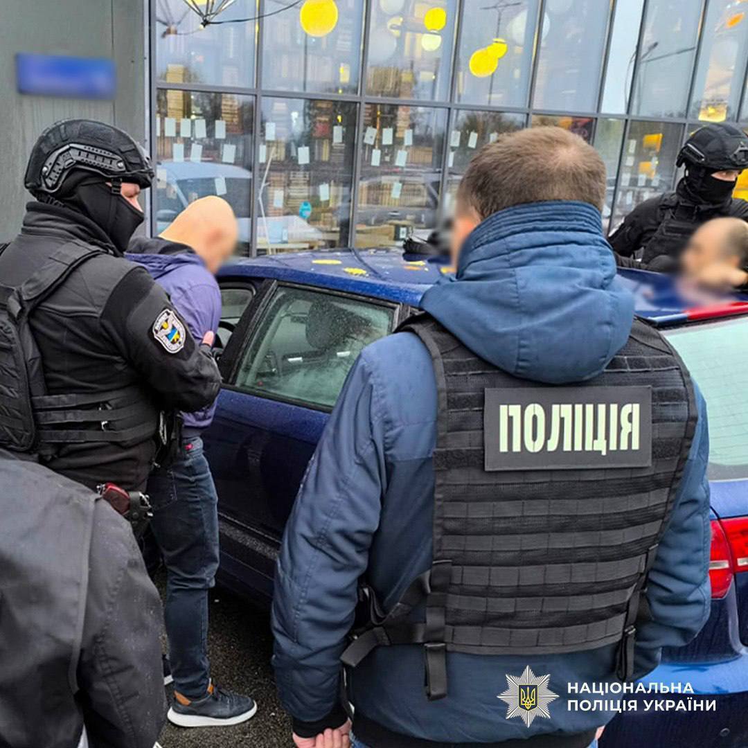 В Киеве задержали военного, который за вознаграждение переправлял уклонистов через границу. Подробности и фото