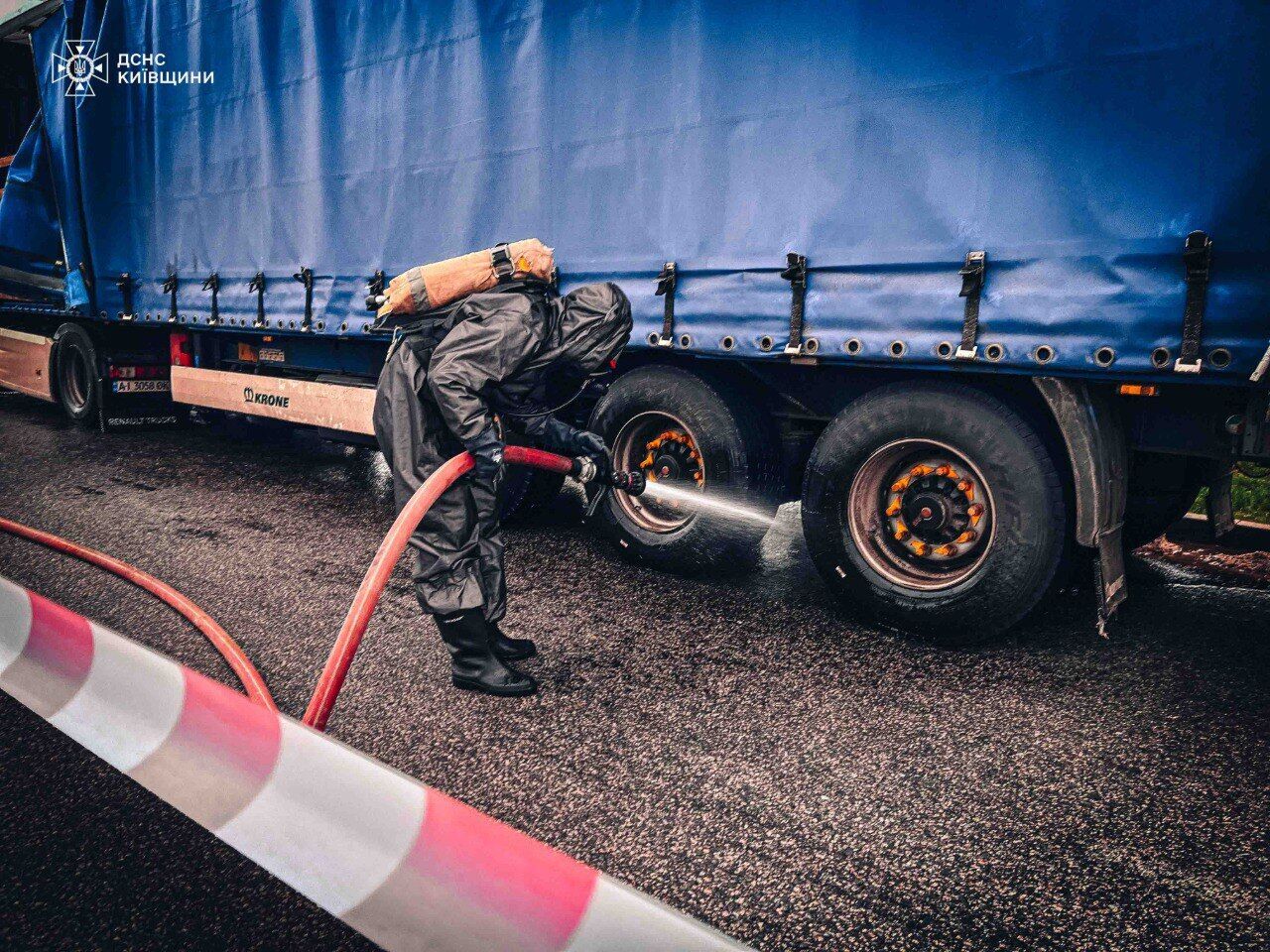 На Киевщине ликвидировали утечку азотной кислоты. Подробности, фото и видео