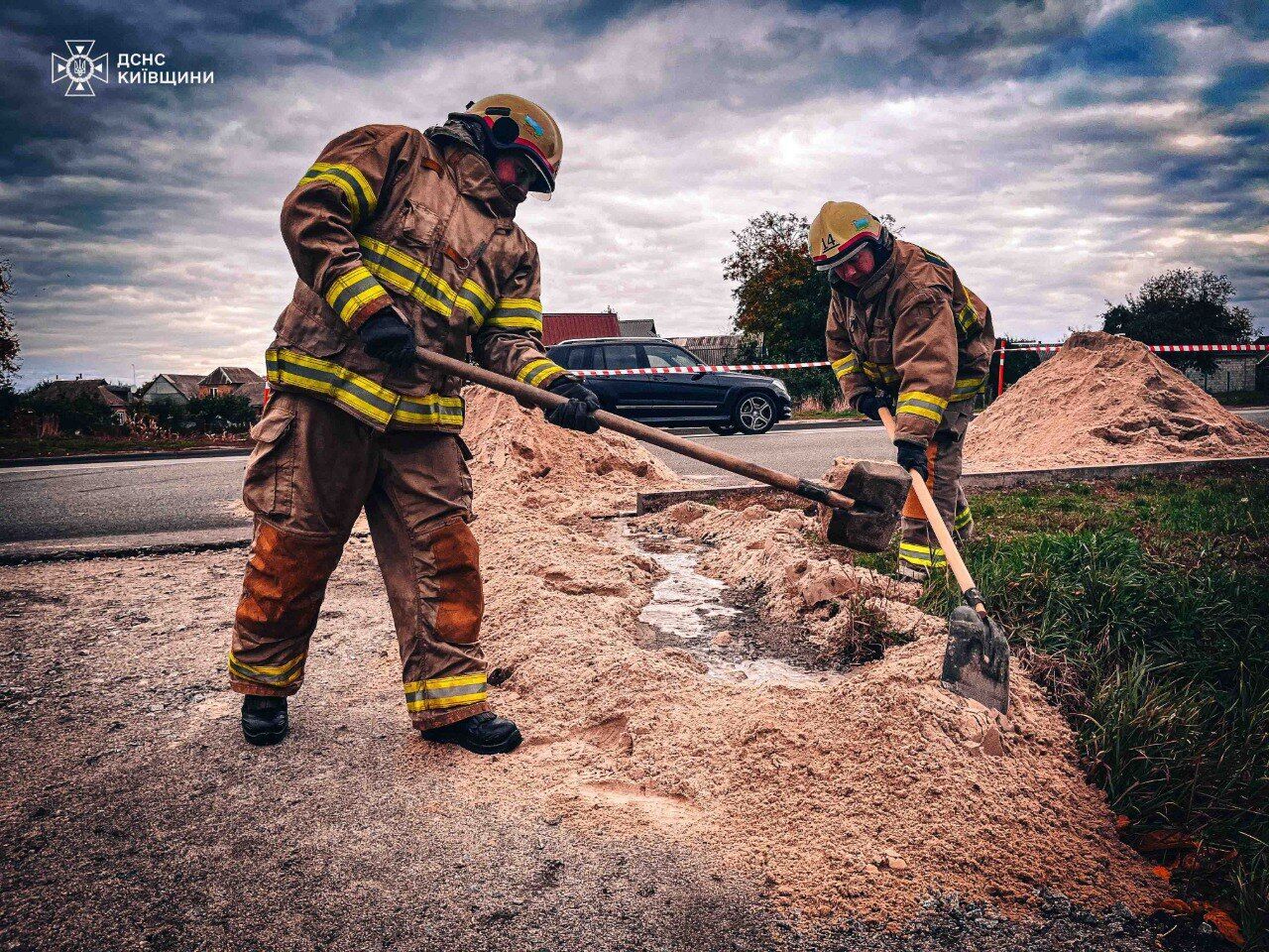 На Киевщине ликвидировали утечку азотной кислоты. Подробности, фото и видео