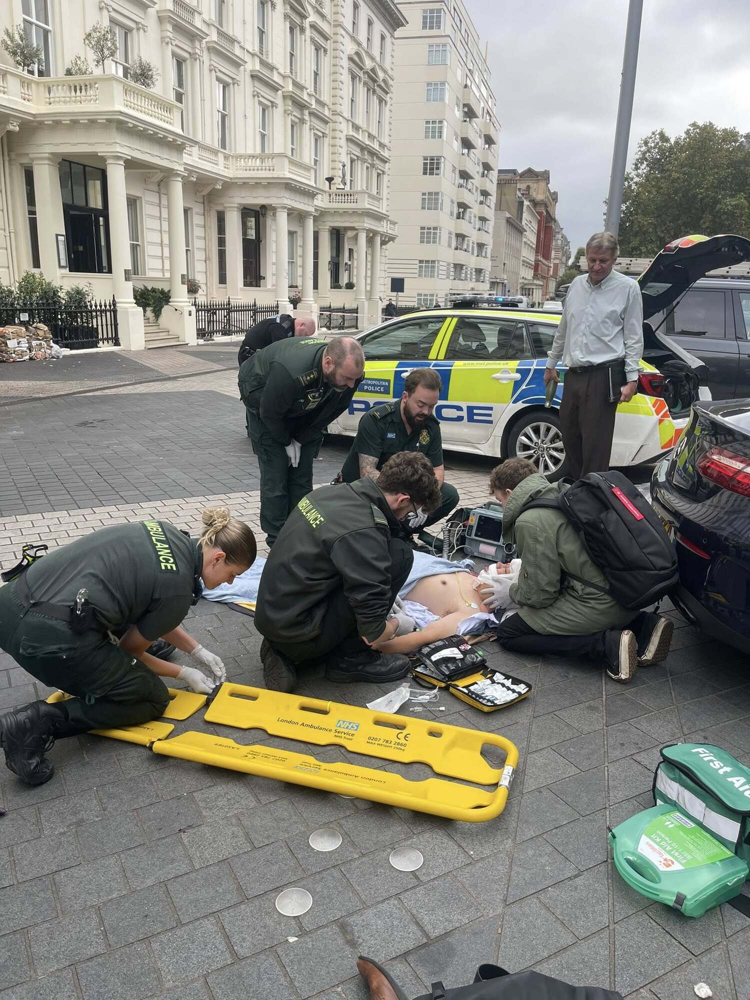 Проїздили повз на таксі і стали свідками аварії: парамедикині Третього армійського корпусу врятували чоловіка в Лондоні