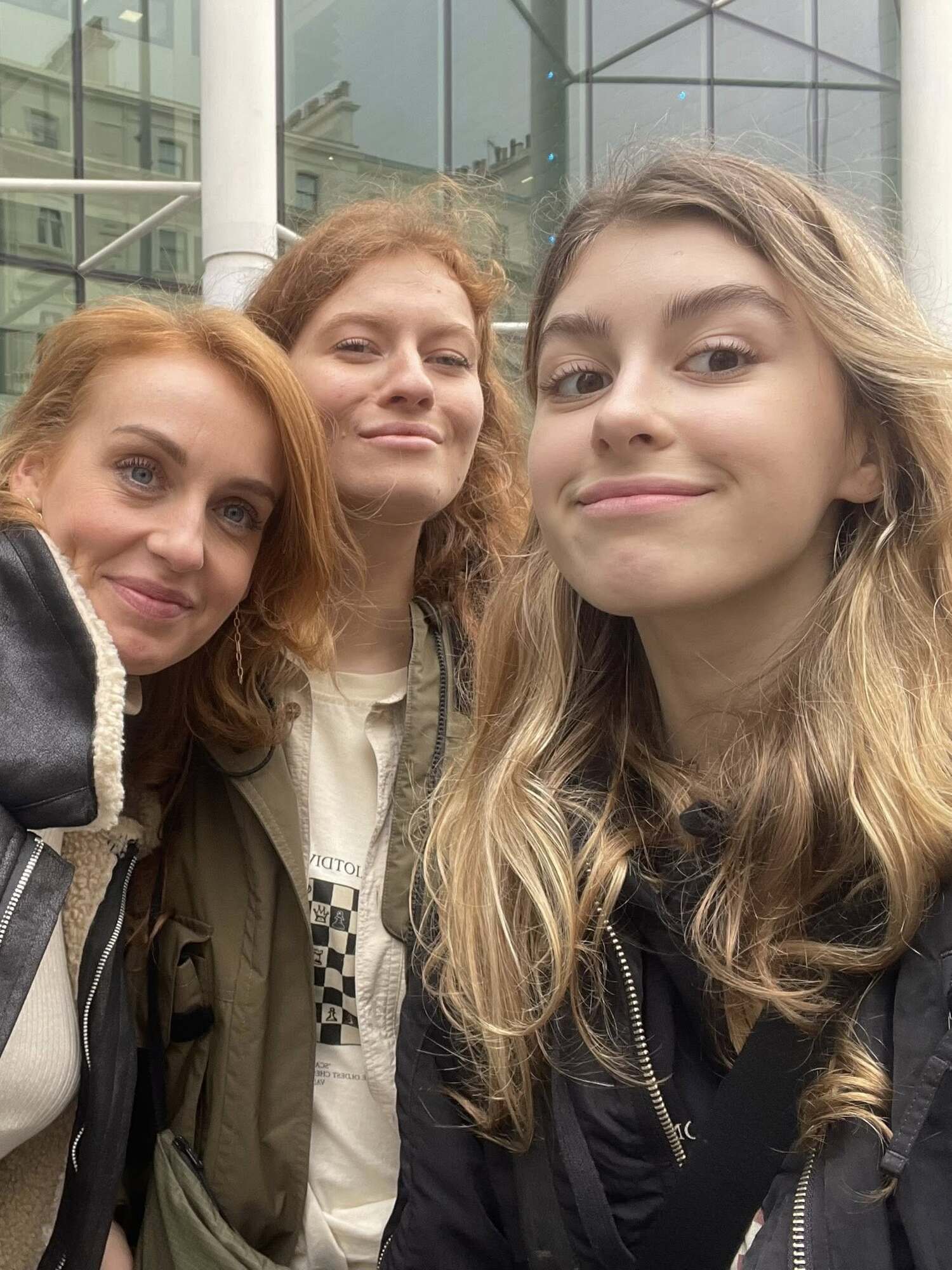 Проїздили повз на таксі і стали свідками аварії: парамедикині Третього армійського корпусу врятували чоловіка в Лондоні