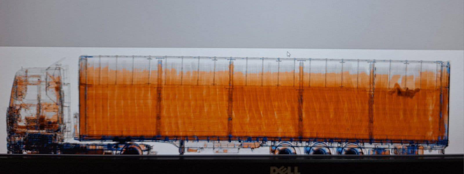 Громадянин Сирії намагався потрапити в Україну у фурі з підгузками, але його швидко викрили. Фото і відео