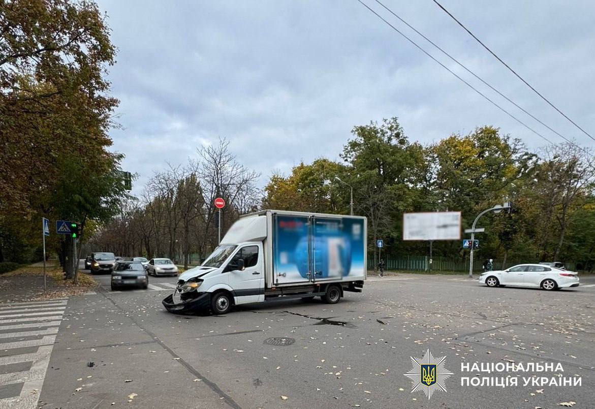 У Києві сталась ДТП за участю вантажівки: автівку відкинуло на тротуар, серед постраждалих – діти. Фото